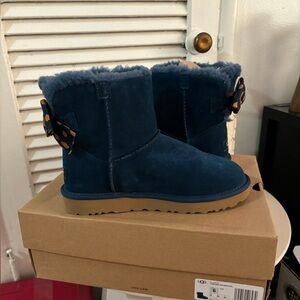 Women’s 6 Blue Uggs With Bow, Brand New Never Worn
